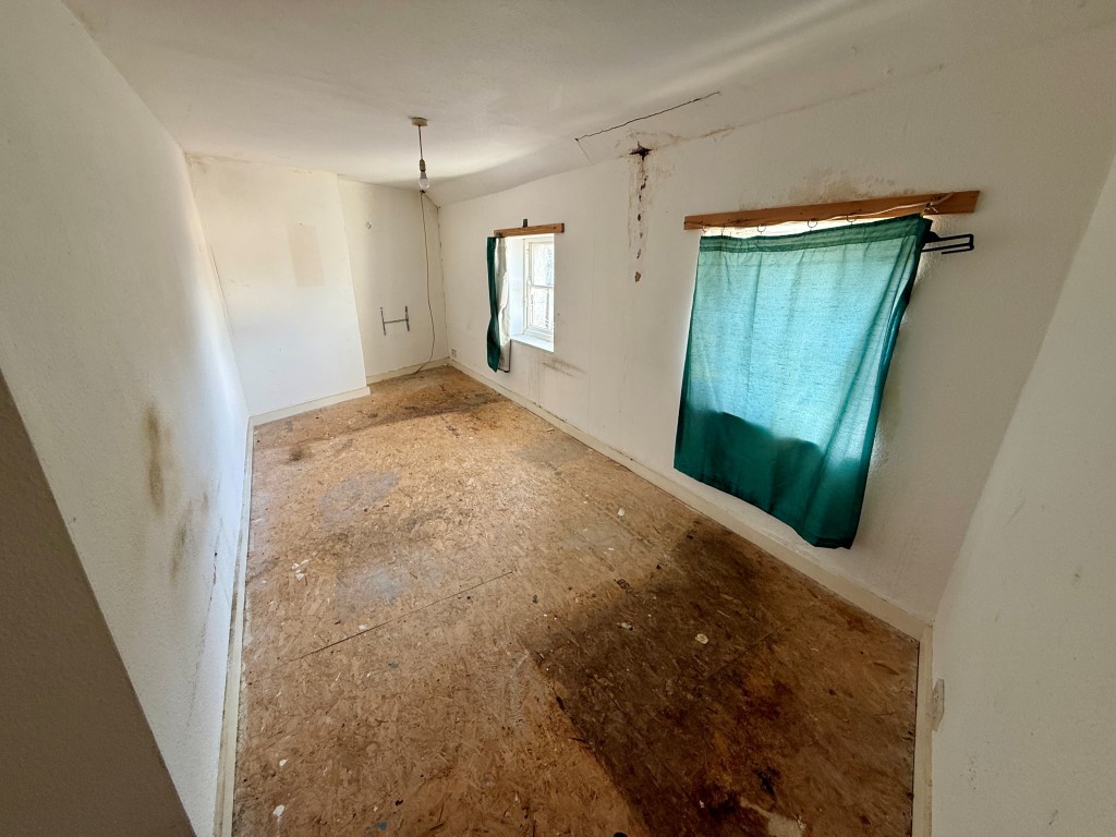 Lot: 109 - SIX-BEDROOM HOUSE FOR IMPROVEMENT - Bedroom five
